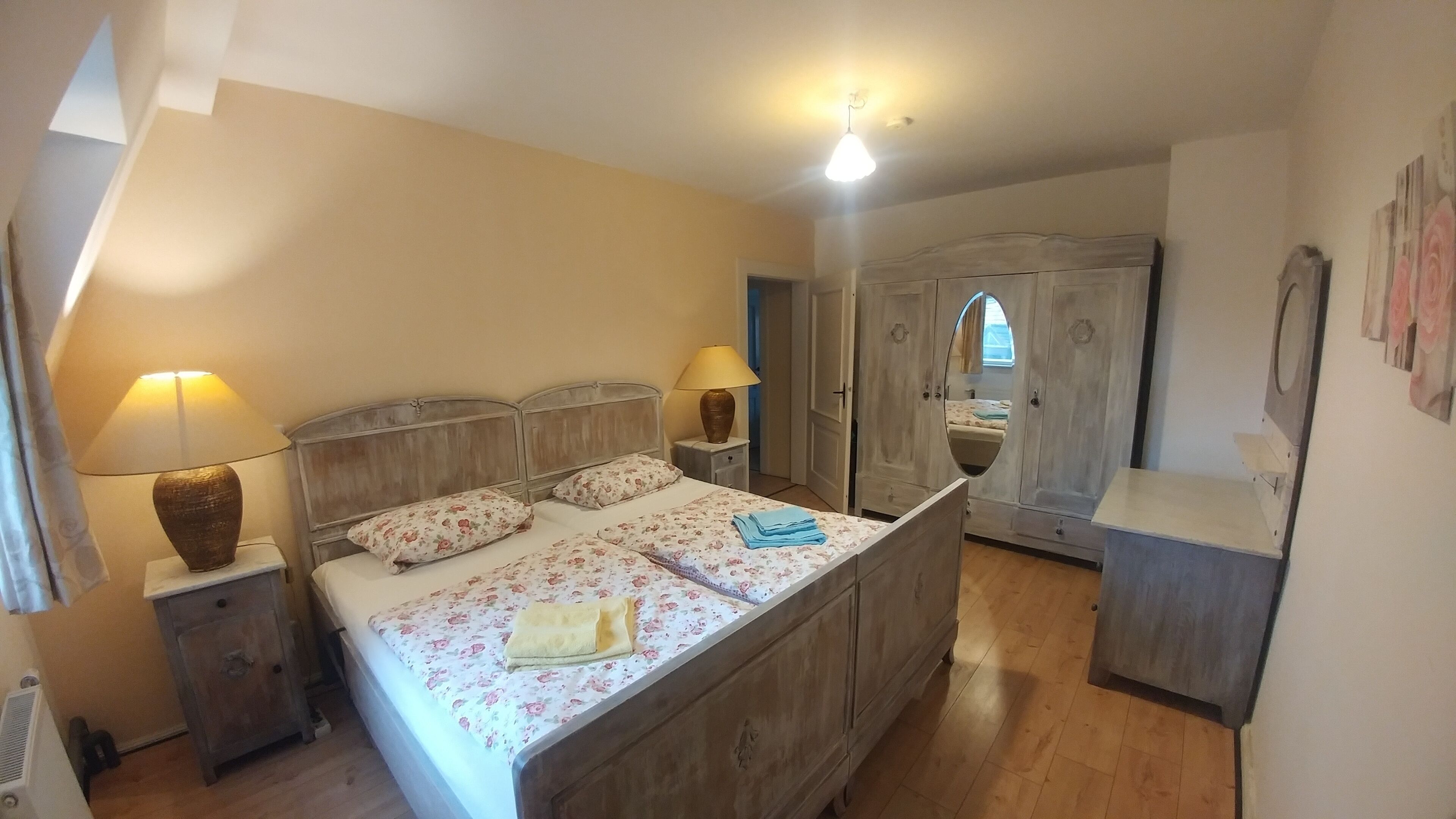 2 habitaciones, tabla de planchar con plancha y cuna de viaje 
