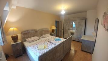 2 habitaciones, tabla de planchar con plancha y cuna de viaje