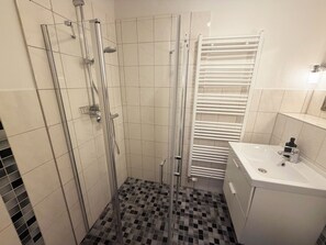 Douche, séchoir à cheveux, serviettes fournies