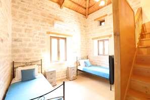 3 habitaciones, caja de seguridad en la habitación y escritorio