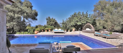 Una piscina al aire libre, una piscina climatizada