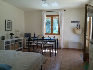 2 slaapkamers, een strijkplank/strijkijzer, reisbedje, gratis wifi