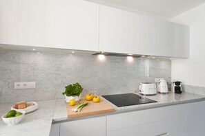 Réfrigérateur, micro-ondes, four, plaque de cuisson