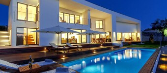 温水プール、ワールプール、バレーボールコート、ミニフットボールを備えたモダンなヴィラ 