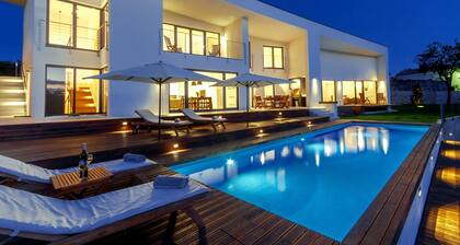 Moderni huvila, jossa lämmitetty uima-allas, poreallas, lentopallokenttä ja minijalkapallo