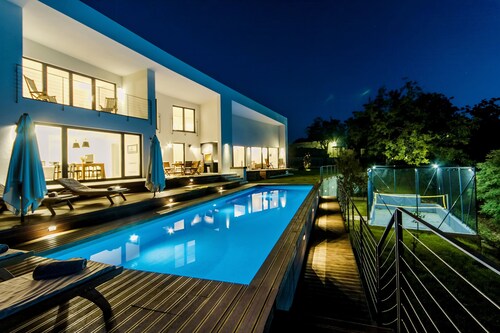 Villa moderne avec piscine chauffée, bain à remous, terrain de volley et mini football 