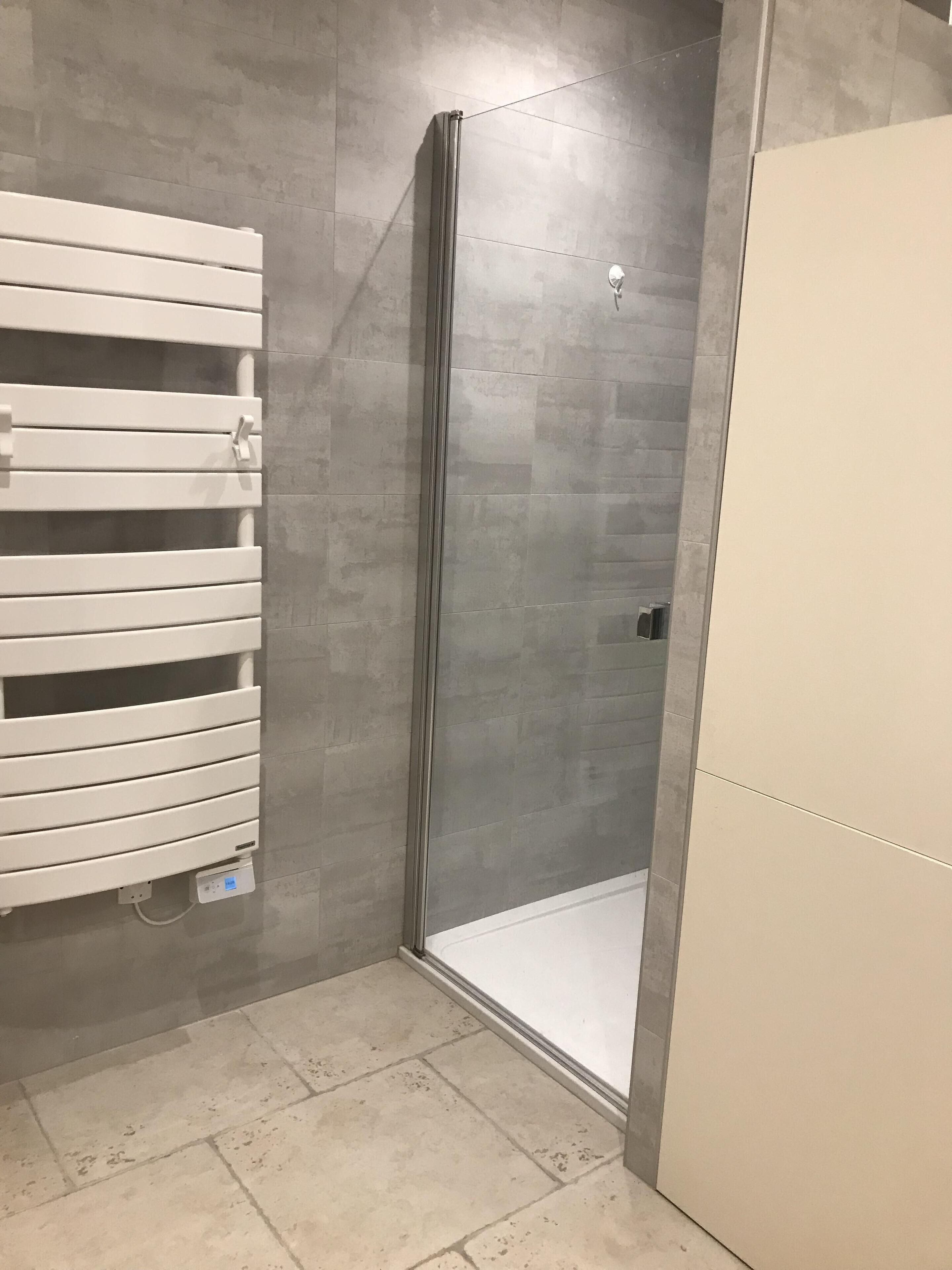 Dusche, Haartrockner, Toilettenpapier