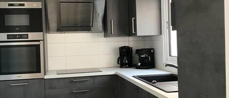 Kühlschrank, Mikrowelle, Ofen, Herdplatte