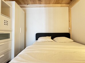 2 bedrooms, travel cot, free WiFi