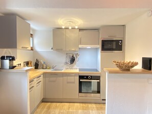 ثلاجة، ميكروويف، فرن، غسالة أطباق