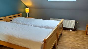 5 bedrooms, iron/ironing board, free WiFi