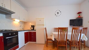 Appartement, 3 slaapkamers | Dineren op de kamer