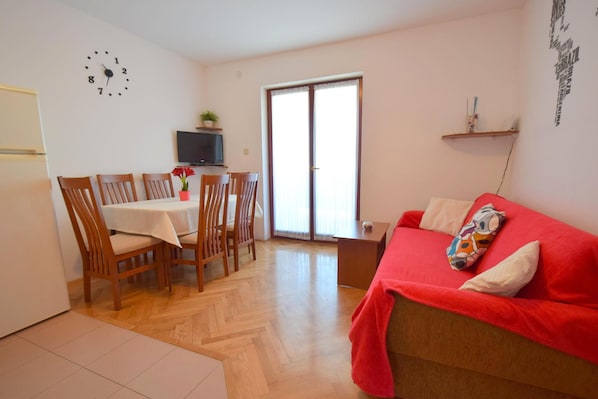 Departamento, 3 habitaciones | Sala de estar | Televisión de pantalla plana 