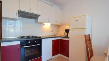 Departamento, 3 habitaciones | Cocina privada | Refrigerador, horno, parrilla de estufa y cafetera y tetera