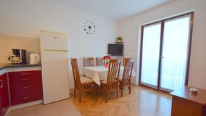 Appartement, 3 slaapkamers | Dineren op de kamer