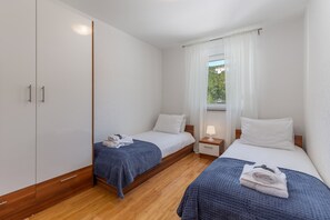 2 bedrooms, WiFi, bed sheets - Villa in Dramalj, family friendly, pool, close to the beach (Dramalj)