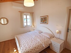 2 bedrooms, in-room safe, iron/ironing board, free WiFi