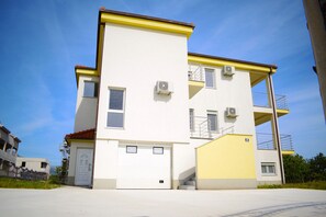 Exterior - SPECIAL OFFER! Studio APARTMENT with BALCONY (Kaštel Stari)