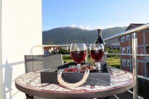 Outdoor dining - SPECIAL OFFER! Studio APARTMENT with BALCONY (Kaštel Stari)