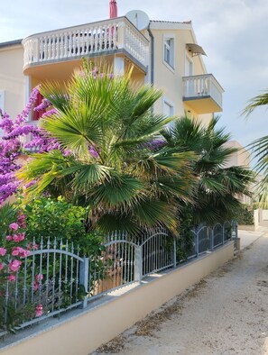 Property grounds - Apartment 2 Modern apartment, large balcony, 50m. to the sea (Sukošan)