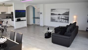 TV connectée, cheminée, livres, chaßne hi-fi