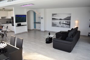 Smart-TV, peis, bøker og stereoanlegg