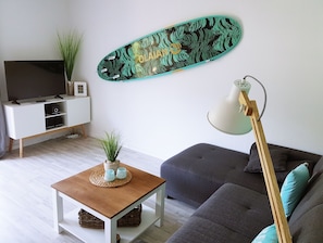 Smart TV, reproductor de DVD, libros y estéreo
