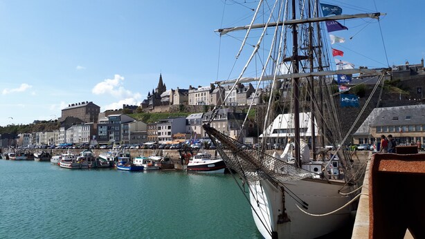 A harbor with a large sailing ship docked, surrounded by historic buildings and a castle in the background. - Gîte "le Marité", 4 people (Sartilly)