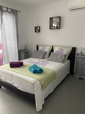 1 soverom, lydisolert, strykejern/-brett og reiseseng for barn