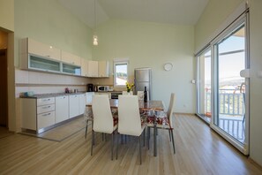 Fridge, microwave, coffee/tea maker, electric kettle