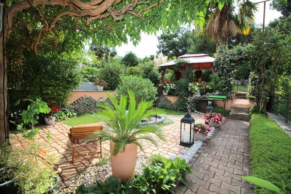 Property grounds - Close to the beach, garden with jacuzzi, barbecue and loungers (Porec)