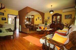 TV - Close to the beach, garden with jacuzzi, barbecue and loungers (Porec)