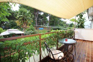 Outdoor dining - Close to the beach, garden with jacuzzi, barbecue and loungers (Porec)