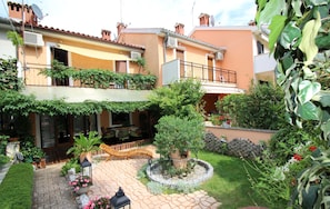 Property grounds - Close to the beach, garden with jacuzzi, barbecue and loungers (Porec)