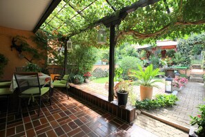 Outdoor dining - Close to the beach, garden with jacuzzi, barbecue and loungers (Porec)