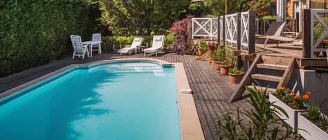 Una piscina al aire libre
