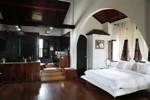 6 bedrooms, desk, iron/ironing board, free WiFi