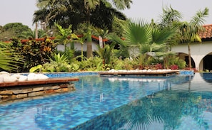 Una piscina al aire libre