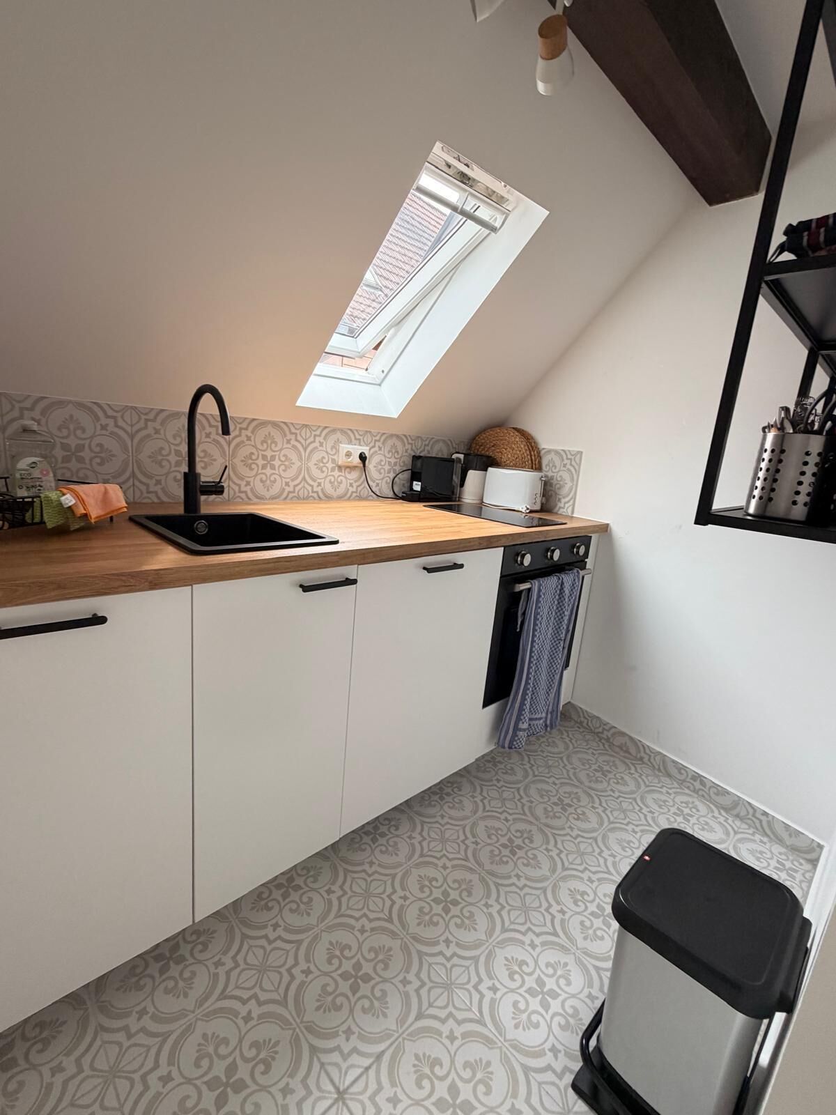 Coffee/tea maker, fridge, oven, stovetop