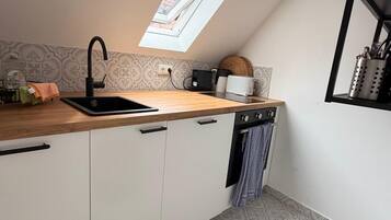 Coffee/tea maker, fridge, oven, stovetop