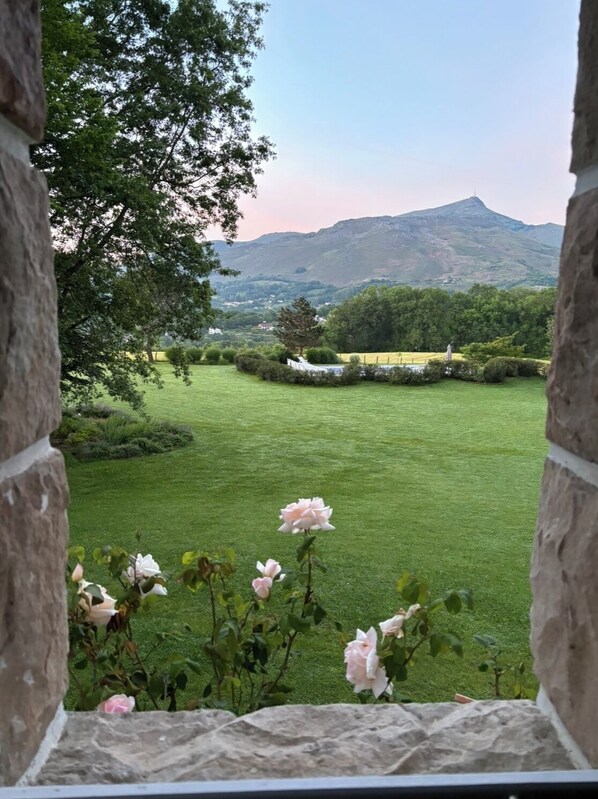 Property grounds - 2 houses on 65.000 sq ft closed / 18p Outstanding view Climatisation Heated pool (Ascain)