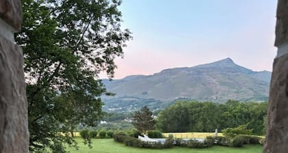 2 maisons basques sur 6.000 m2 Vue magnifique Piscine chauffée Climatisation