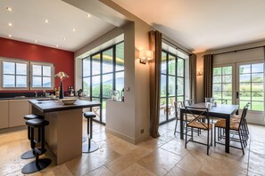 Dining - 2 houses on 65.000 sq ft closed / 18p Outstanding view Climatisation Heated pool (Ascain)