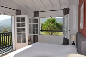 9 bedrooms, iron/ironing board, travel crib, free WiFi - 2 houses on 65.000 sq ft closed / 18p Outstanding view Climatisation Heated pool (Ascain)