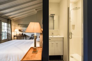9 quartos, ferros/tábuas de passar roupa, berço de viagem