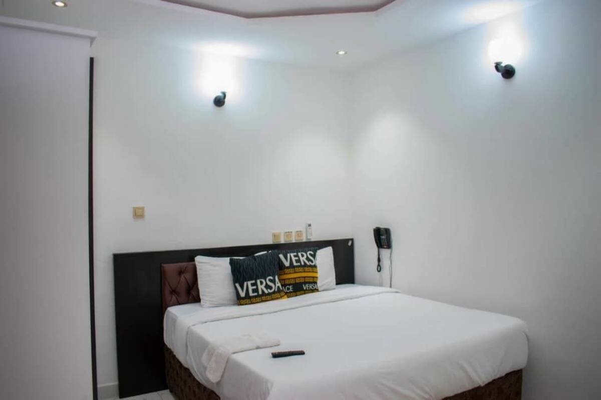 Habitación doble estándar, 1 cama matrimonial, para no fumadores | Caja de seguridad en la habitación y decoración personalizada