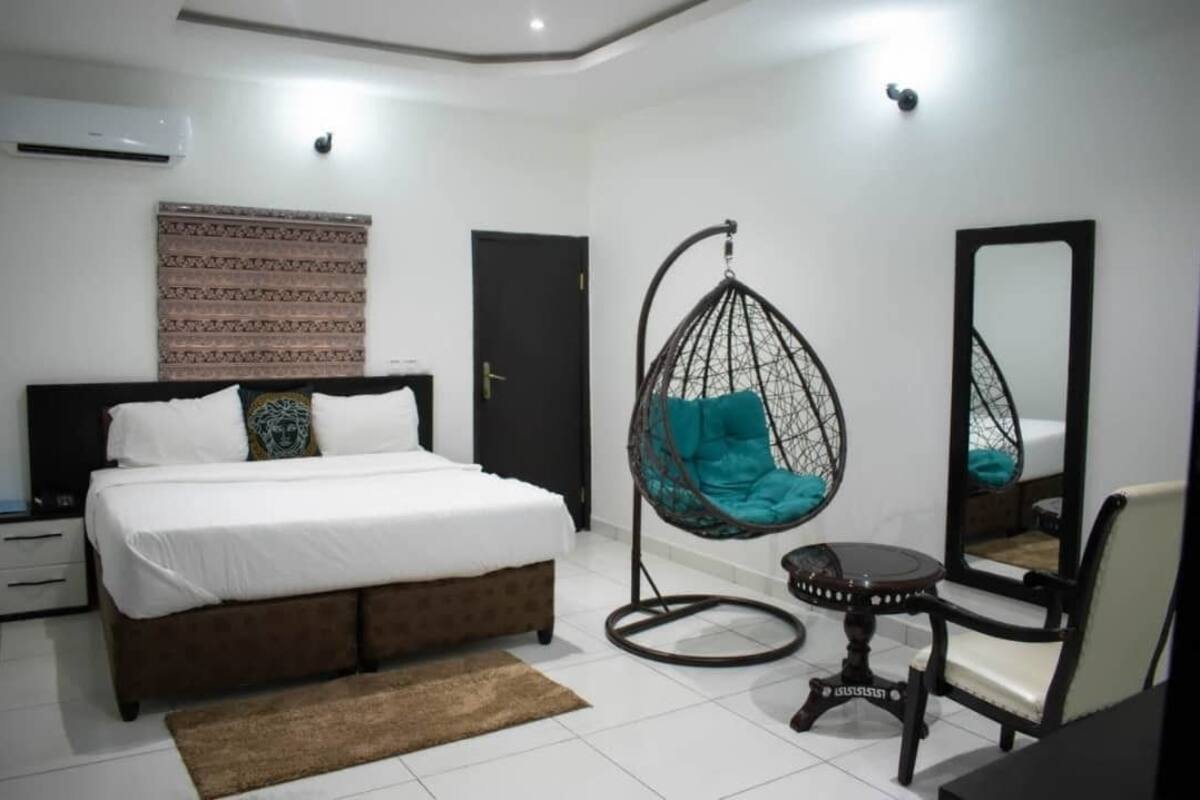 Habitación superior, 1 cama matrimonial, para no fumadores | Caja de seguridad en la habitación y decoración personalizada