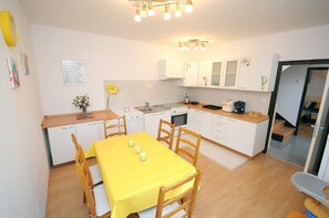 Frigorifero, microonde, forno, piano cottura