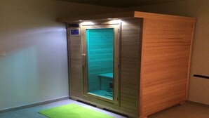 A small, enclosed room with a wooden door and a green mat on the floor. - Casa di campagna per famiglie (Vodnjan)