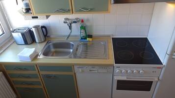 Fridge, oven, stovetop, dishwasher